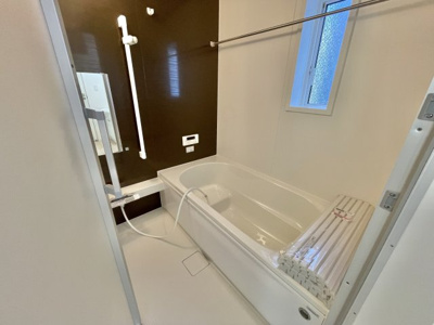 【洗面所】 | 【新築戸建て】秋田市東通観音前第3 | 三面鏡付き洗面台◎毎日の生活に必要なアイテムをしっかり収納でき、洗面所周りがスッキリ♪