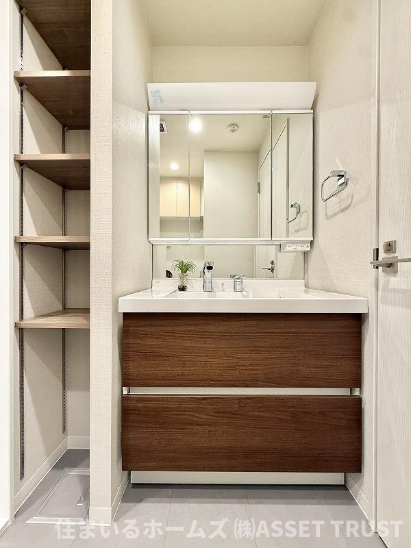 レ・ジェイド上北沢の洗面所|洗面室にはたっぷりの収納付き