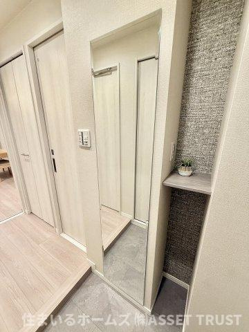 レ・ジェイド上北沢の玄関|玄関の鏡はお出かけ前の服装チェックが出来るのが嬉しいですね！