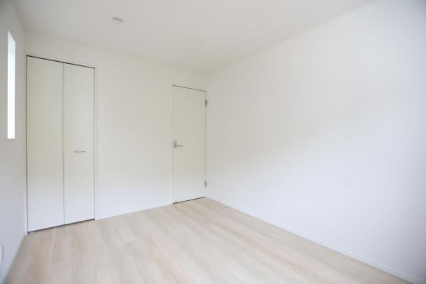 徳島第6-1号棟の洋室|白を基調とした洋室は明るく清潔感のある印象です。シンプルなデザインで家具の配置がしやすいです。クローゼットが備わっており収納スペースも確保されています。落ち着いた雰囲気が特徴的です。