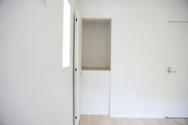 徳島第6-1号棟の収納|すっきりとしたデザインの収納スペースです。扉はシンプルなホワイトで部屋の雰囲気に調和します。縦長の形状が特徴で空間を有効活用できます。お部屋をシンプルに保ちたい方にもおすすめです。