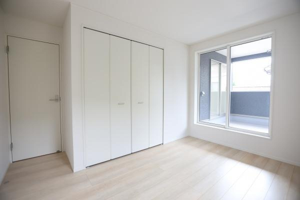 徳島第6-1号棟の収納|シンプルで使いやすい収納スペースが設けられています。扉付きでスッキリとした印象です。二段構造なので小物や日用品も整頓しやすいです。隣接した窓からの自然光も取り入れられます。