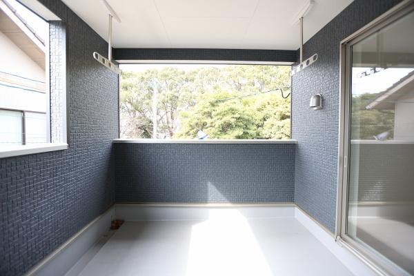 徳島第6-1号棟の洋室|明るい色合いのフローリングが魅力の洋室です。クローゼットが備え付けられており収納面も安心です。壁や天井も白で統一されているため室内が広く感じられます。清潔感のある空間が特徴です。