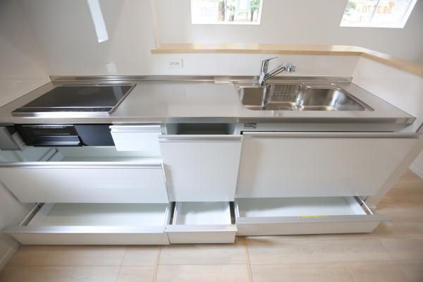 徳島第6-1号棟のキッチン|操作パネルが見やすいIHクッキングヒーターを採用しています。フラットな天板でお手入れがしやすい仕様です。デザインもシンプルで空間になじみます。多機能ボタンが前面に並び扱いやすさに配慮されています。