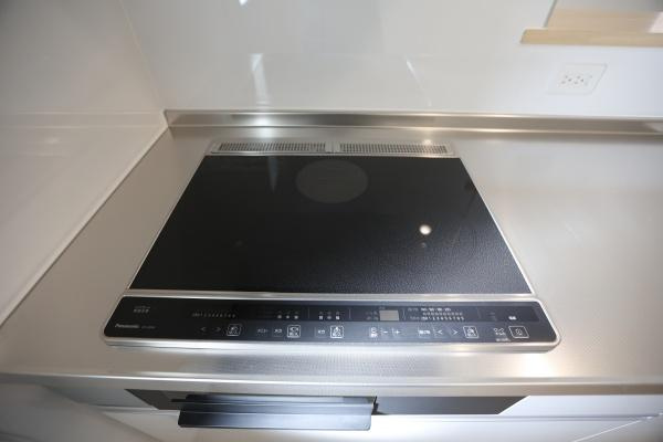 徳島第6-1号棟のキッチン|広々としたシンクが特徴的なキッチンです。シンプルなデザインで清潔感があります。ステンレス製のためお手入れがしやすいです。水栓も使いやすい仕様となっています。