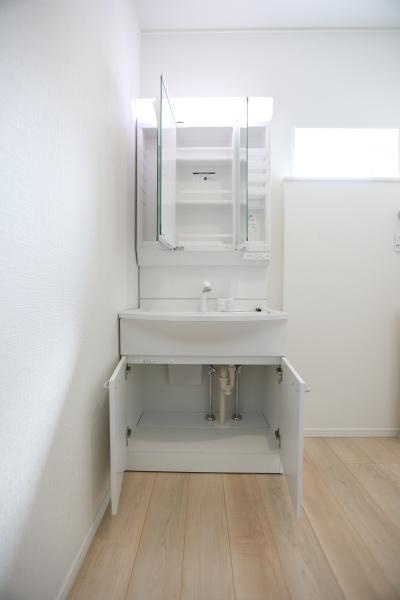 徳島第6-1号棟の洋室|洋室は大きな窓から自然光がたっぷり差し込み明るい印象です。ナチュラルなフローリングが空間を広く見せています。壁と床の色のバランスが良くすっきりした印象です。