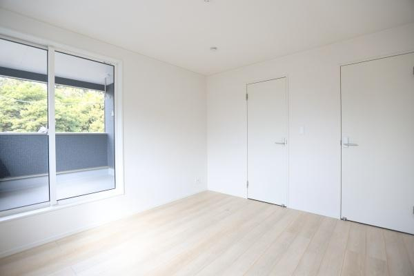徳島第6-1号棟の収納|明るい空間が広がる収納スペースです。壁や天井が白で統一されシンプルで清潔感があります。床はフローリング仕様でお手入れも簡単です。窓から光が差し込み圧迫感を感じにくいのが特長です。