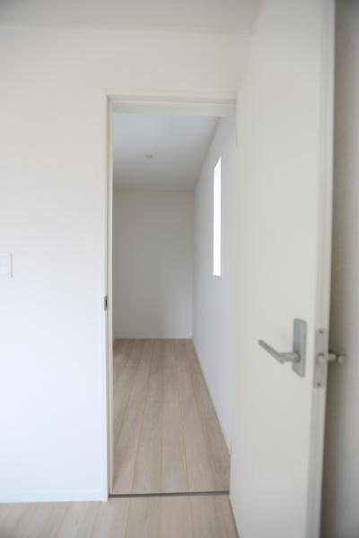 徳島第6-1号棟の洋室|大きな窓から自然光が差し込む洋室です。シンプルな内装でさまざまなインテリアに合います。広々とした床面で使い勝手も良好です。明るさと開放感を感じられます。