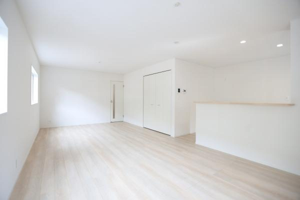 徳島第6-1号棟の居間・リビング|白を基調としたリビングは明るく広々とした印象です。窓からの自然光がしっかり入ります。床材の色合いが空間全体をやさしくまとめています。収納スペースも設けられすっきりと使えます。