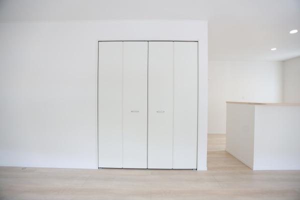 徳島第6-1号棟の収納|シンプルなデザインの収納が備わっています。お部屋にすっきりとした印象を与えます。扉の取っ手も使いやすい仕様です。収納スペースが確保されており日々の整理にも便利です。