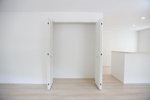 徳島第6-1号棟の収納|シンプルなデザインの収納スペースです。扉が大きく開き使い勝手の良さが感じられます。室内は明るい印象で収納としての利用に適しています。余計な装飾がなくすっきりとした空間です。