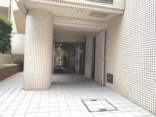 川口市幸町１丁目の賃貸マンションのエントランス