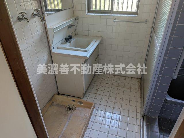 ６５９０１　岐阜市大洞柏台五丁目 中古住宅の独立洗面台