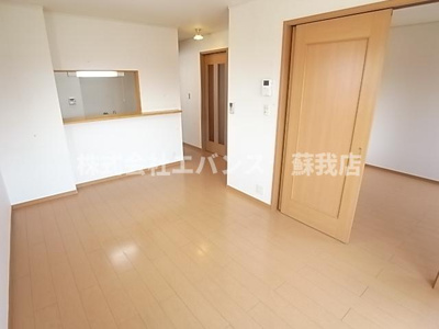 【居間・リビング】 | パレ・エクセラン | こちらの居間で趣味の時間をお楽しみください