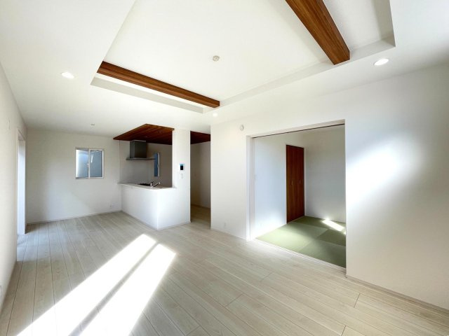 豊田市高上2丁目2期　新築分譲住宅　全2棟　1号棟の居間・リビング|どこにいても家族の顔が見える、明るく開放的なLDK。