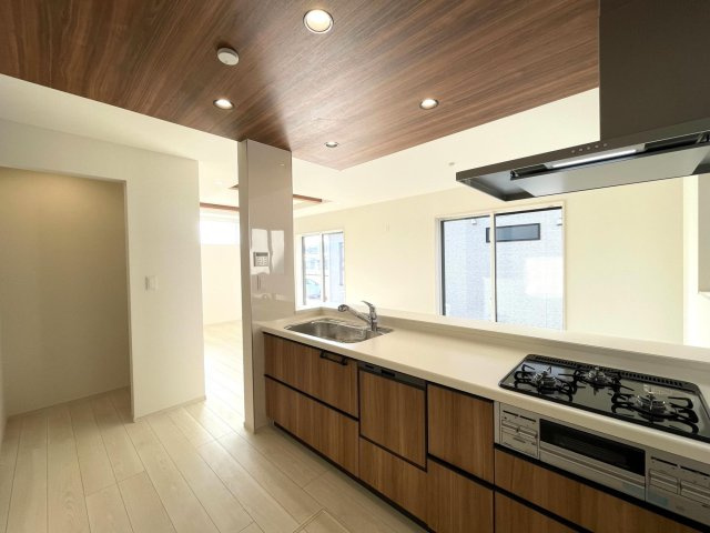 豊田市高上2丁目2期　新築分譲住宅　全2棟　1号棟のキッチン|広いシステムキッチンでお子様と一緒にお料理もできます。