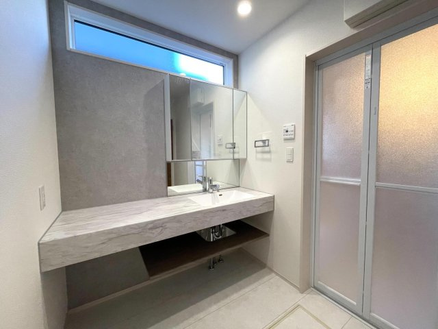 豊田市高上2丁目2期　新築分譲住宅　全2棟　1号棟の独立洗面台|三面鏡仕様の洗面台！鏡の裏は収納になっています♪