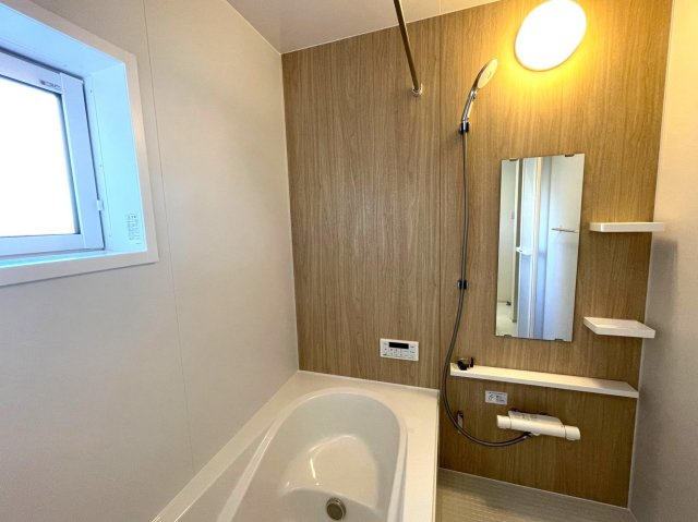 豊田市高上2丁目2期　新築分譲住宅　全2棟　1号棟の浴室|１坪タイプのユニットバス！浴槽は断熱材入りでお湯が冷めにくいです♪浴室乾燥機で梅雨の時期は洗濯物を乾かせます！