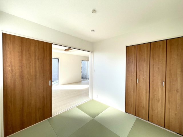 豊田市高上2丁目2期　新築分譲住宅　全2棟　1号棟の和室|リビングに隣接した和室は、家事スペースやキッズスペースとしても活躍します！収納も完備。
