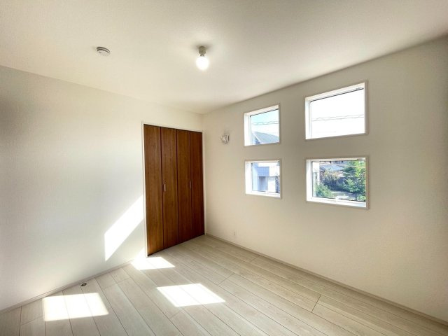 豊田市高上2丁目2期　新築分譲住宅　全2棟　1号棟の洋室|大きな窓からたっぷりと陽光が注がれる明るい空間です。