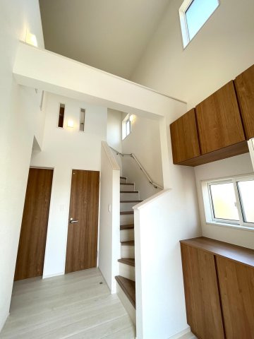 豊田市高上2丁目2期　新築分譲住宅　全2棟　1号棟の玄関|玄関は明るく開放的な吹き抜けになっています♪