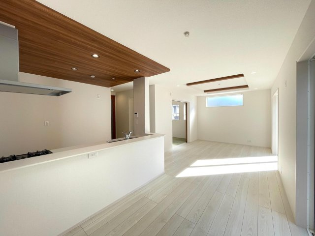 豊田市高上2丁目2期　新築分譲住宅　全2棟　1号棟の居間・リビング|折り上げ天井で広々とした開放感あるリビング♪