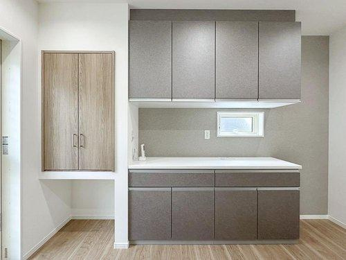 海田町国信2丁目 No.1のキッチン|収納力のある大型カップボード☆
備え付けで耐震性が高く、地震の際の中身落下防止機能があります♪また、パントリーもあるためキッチン周りをすっきりと片付けることができます☆