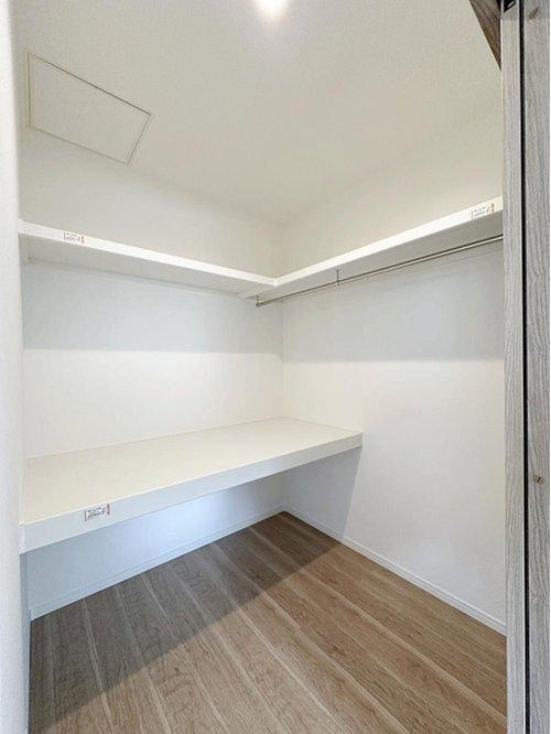 海田町国信2丁目 No.1の収納|全居室収納☆
8.5帖の主寝室はたくさん収納できるウォークインクローゼットです♪