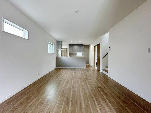 海田町国信2丁目 No.1の居間・リビング|15.75帖の広々としたリビング☆
完成済のため365日ご案内可能♪「今日見たい」にも対応します！