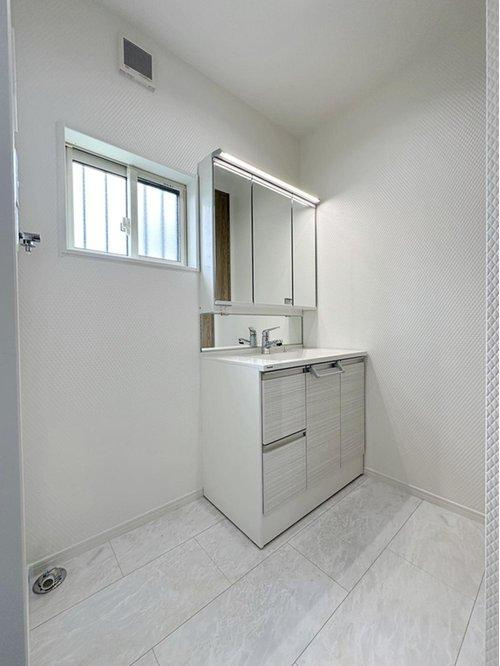 海田町国信2丁目 No.1の洗面所|シャワー付き洗面化粧台☆
洗面台にシャワー機能が付いたもので、シャンプーなども行える多機能洗面台です。また、顔や手を洗うためだけではなく、シャワー付き洗面台を使えば手洗い洗濯などでも利用できます♪