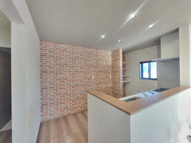 【クライン】宇都宮市駒生 第4期のキッチン|〇キッチン〇
オシャレなアクセントクロスがまるでカフェのようです☆毎日のお料理も楽しくなります！
好みのキッチンボードや家電を配置してもゆとりのある開放的なキッチンです。