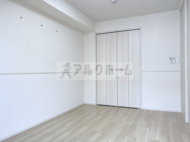 ウォーム八尾木の洋室