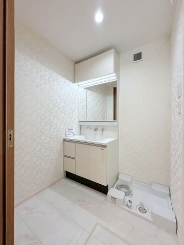 佐伯区千同1丁目 No.Dの独立洗面台|シャワー付き洗面化粧台☆
洗面台にシャワー機能が付いたもので、シャンプーなども行える多機能洗面台です。また、顔や手を洗うためだけではなく、シャワー付き洗面台を使えば手洗い洗濯などでも利用できます♪