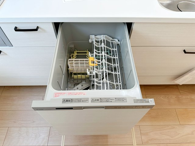 佐伯区千同1丁目 No.Dのキッチン|4人から5人分の食器洗浄乾燥機☆
水道代の節約にもなり、家事の時短もできる優れ物です♪
スライド式で上から全体が見えるため食器の出し入れもスムーズです♪