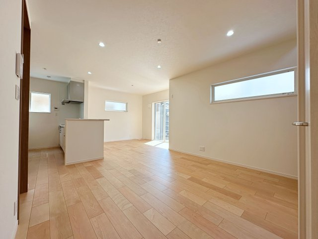 佐伯区千同1丁目 No.Dの居間・リビング|17.8帖の広々としたリビング☆
完成済のため365日ご案内可能♪
「今日見たい」にも対応します！