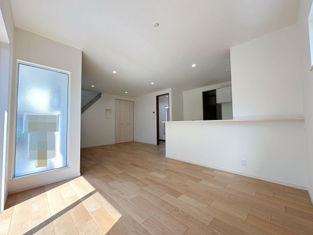 佐伯区千同1丁目 No.Dの居間・リビング|17.8帖の広々としたリビング☆
キッチンからはリビング全体を見渡すことができます♪