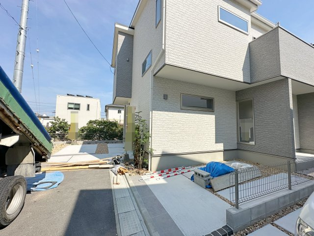 佐伯区千同1丁目 No.Dの駐車場|車は車種により3台駐車可能☆
広々とした駐車スペースは来客時なども安心なので気軽に家族や友人を招くことができます♪