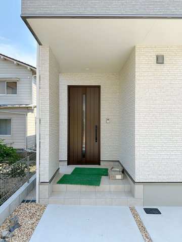 佐伯区千同1丁目 No.Dの玄関|宅配ボックス付き玄関ポーチ☆
屋根も付いており、雨が降っても濡れる心配はありません♪