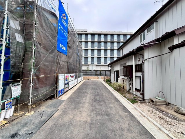 桶川市泉1丁目3期　新築戸建　ブルーミング01の前面道路含む現地写真