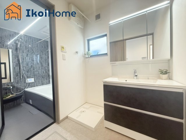 明石市魚住町錦が丘3丁目　A号棟　新築戸建の洗面所|【ホームページに現地動画掲載中】●年中無休：当日予約可●洗面は便利な３面鏡。ゆったりワイドシンク仕様