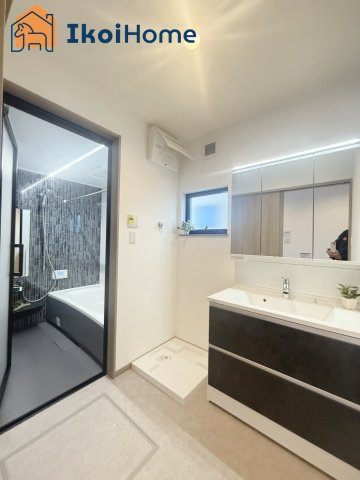 明石市魚住町錦が丘3丁目　A号棟　新築戸建の洗面所|【ホームページに現地動画掲載中】●年中無休：当日予約可●洗濯パン完備の洗面室。小窓付きで換気も◎