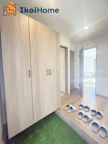 明石市魚住町錦が丘3丁目　A号棟　新築戸建の玄関|【ホームページに現地動画掲載中】●年中無休：当日予約可●玄関には大容量のシューズボックスを完備！