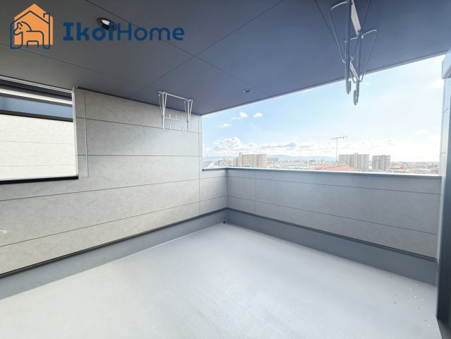 明石市魚住町錦が丘3丁目　A号棟　新築戸建のバルコニー|【ホームページに現地動画掲載中】●年中無休：当日予約可●陽当り良好バルコニー！急な雨でも安心の屋根付