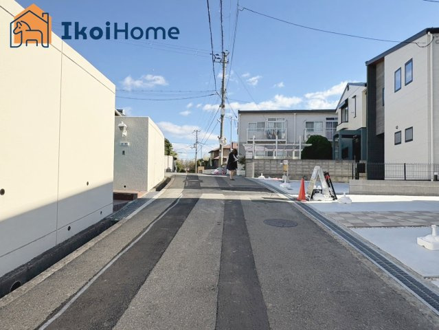 明石市魚住町錦が丘3丁目　A号棟　新築戸建の前面道路含む現地写真|【ホームページに現地動画掲載中】●年中無休：当日予約可●前面道路は幅員約5ｍ、交通量も少なく安心！