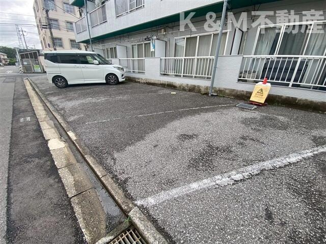 ヤマサイコーポ慈恵の駐車場|駐車場に車を止められます