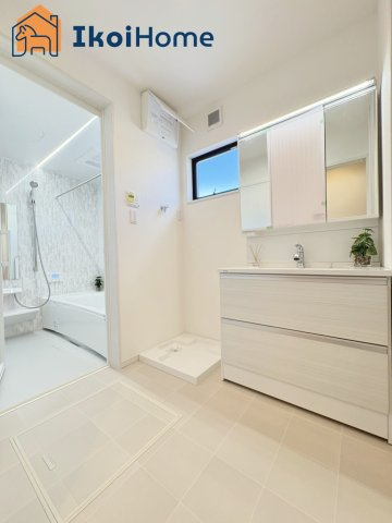 明石市魚住町錦が丘3丁目　B号棟　新築戸建の洗面所|【ホームページに現地動画掲載中】●年中無休：当日予約可●洗面は便利な３面鏡。ゆったりワイドシンク仕様