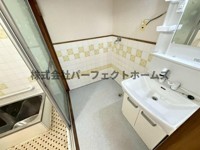 尊延寺戸建　賃貸の洗面所|明るい洗面所です