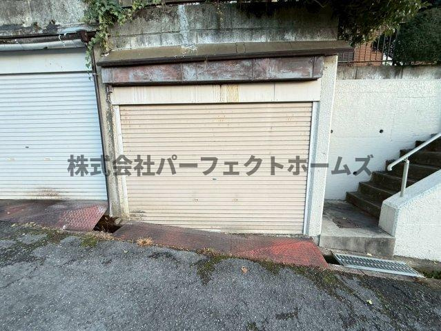尊延寺戸建　賃貸の駐車場|車をお持ちの方に嬉しい駐車場付きの物件です