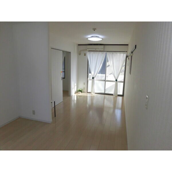 ツインズ新川Bの居間・リビング