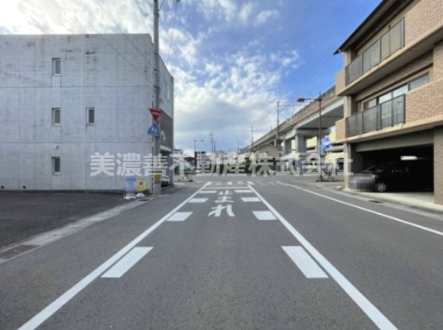 ６６０７６　岐阜市加納坂井町土地の前面道路含む現地写真